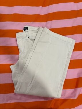 Low rise white cropped jeans